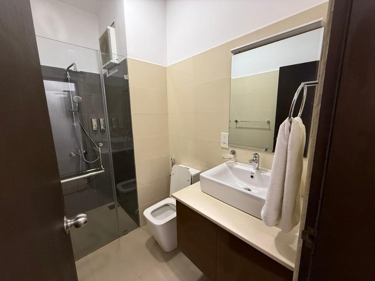 Ocean Breeze Negombo- Tidesend Luxury Beach Apartments Bilik gambar